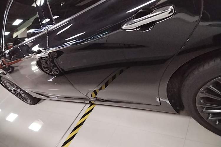 Used Toyota Avalon 2021 2.5L Luxury Edition Left Side Sill