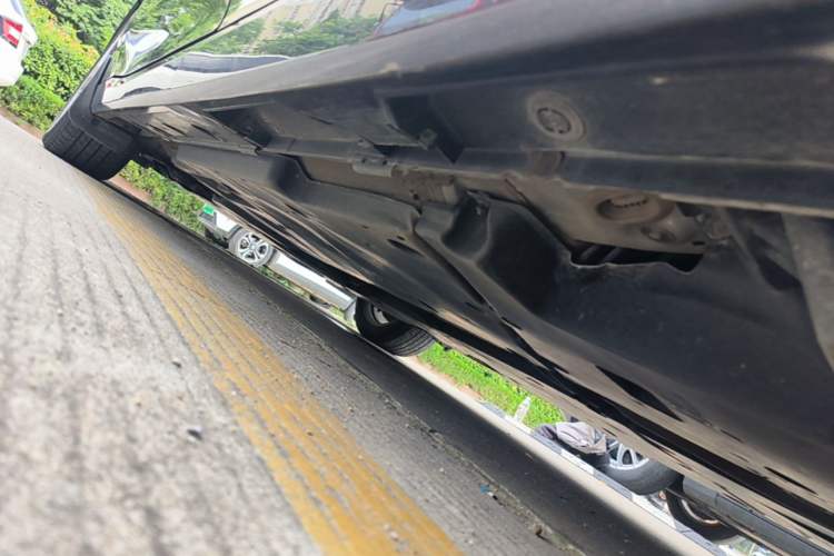 Used Toyota Avalon 2021 2.5L Luxury Edition Left Side Sill