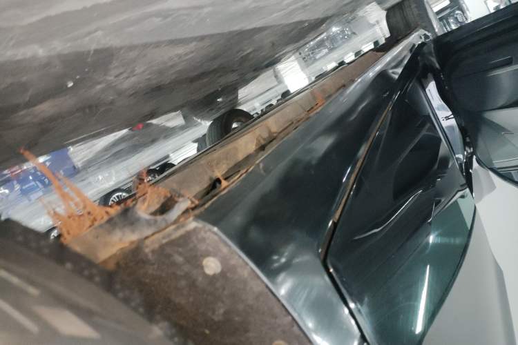 Used Toyota Avalon 2021 2.5L Luxury Edition Left Side Sill