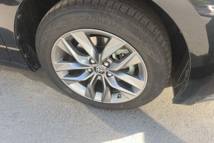 Used Toyota Avalon 2021 2.5L Luxury Edition Right Front Wheel Hub