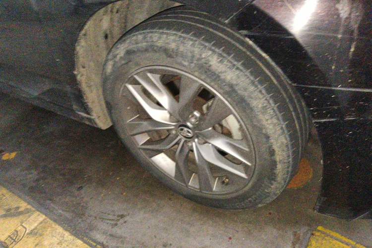 Used Toyota Avalon 2021 2.5L Luxury Edition Right Front Wheel Hub
