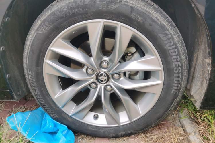 Used Toyota Avalon 2021 2.5L Luxury Edition Right Front Wheel Hub
