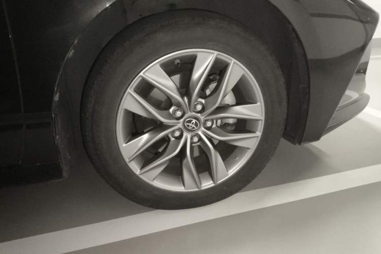 Used Toyota Avalon 2021 2.5L Luxury Edition Right Front Wheel Hub