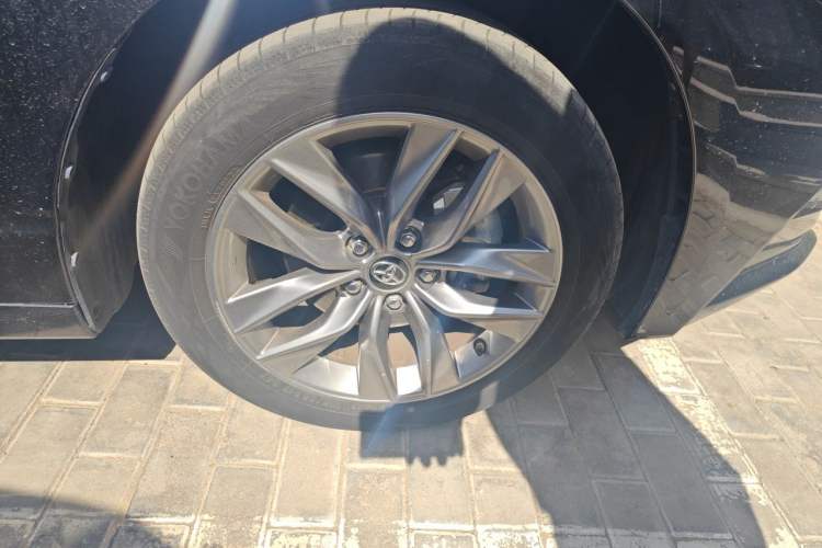 Used Toyota Avalon 2021 2.5L Luxury Edition Right Front Wheel Hub