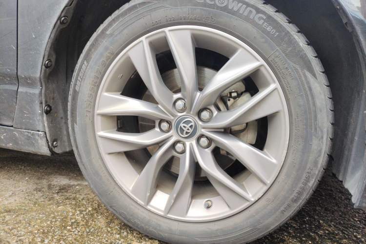 Used Toyota Avalon 2021 2.5L Luxury Edition Right Front Wheel Hub