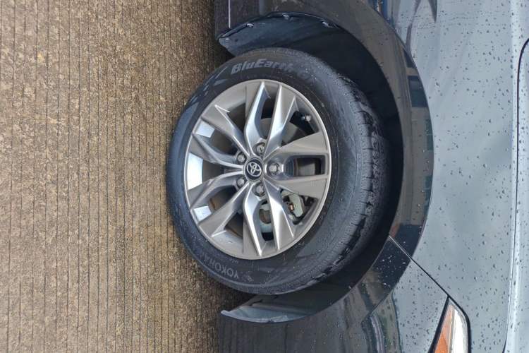 Used Toyota Avalon 2021 2.5L Luxury Edition Right Front Wheel Hub