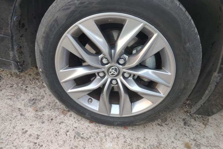 Used Toyota Avalon 2021 2.5L Luxury Edition Right Front Wheel Hub