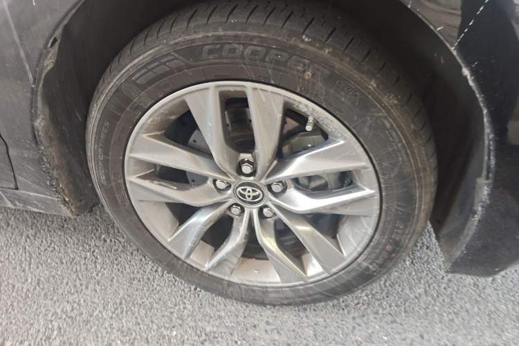Used Toyota Avalon 2021 2.5L Luxury Edition Right Front Wheel Hub