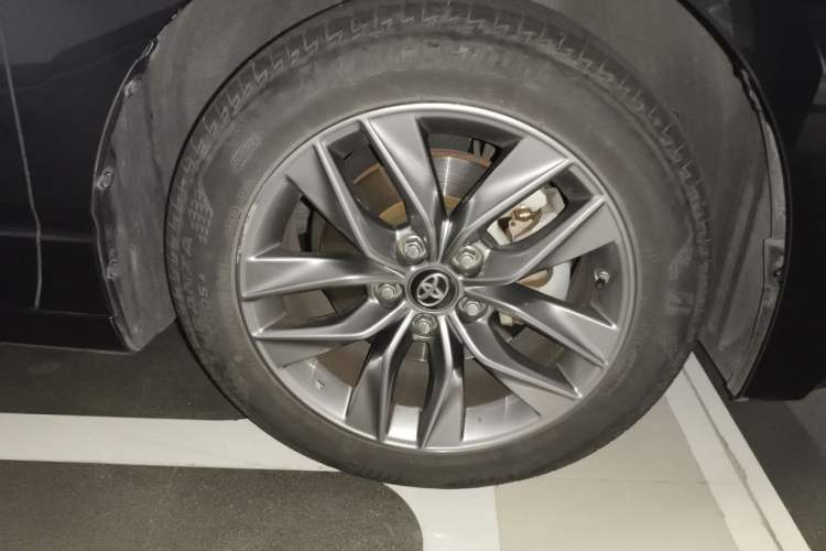 Used Toyota Avalon 2021 2.5L Luxury Edition Right Front Wheel Hub