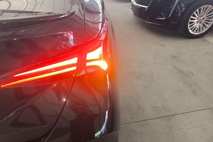 Used Toyota Avalon 2021 2.5L Luxury Edition Right Rear Taillight