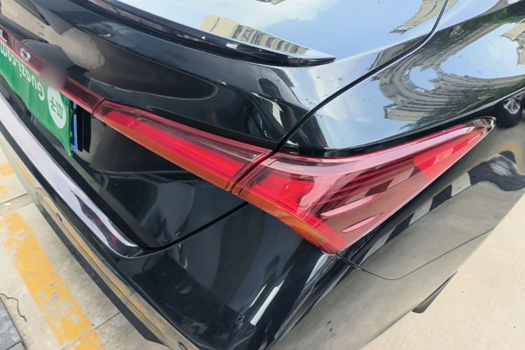 Used Toyota Avalon 2021 2.5L Luxury Edition Right Rear Taillight