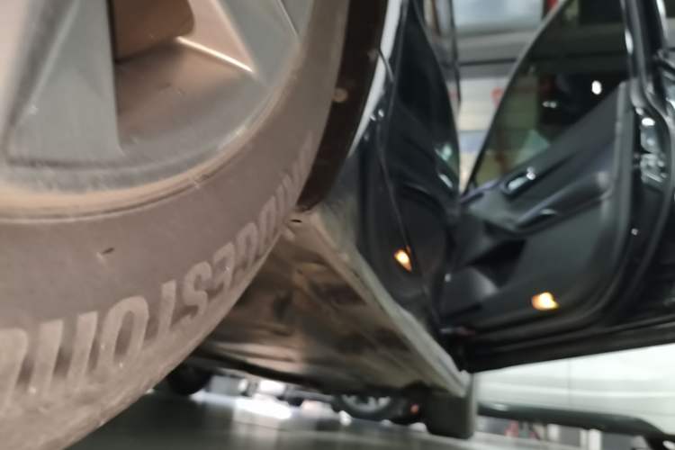 Used Toyota Avalon 2021 2.5L Luxury Edition Right Side Sill