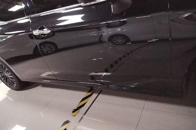 Used Toyota Avalon 2021 2.5L Luxury Edition Right Side Sill