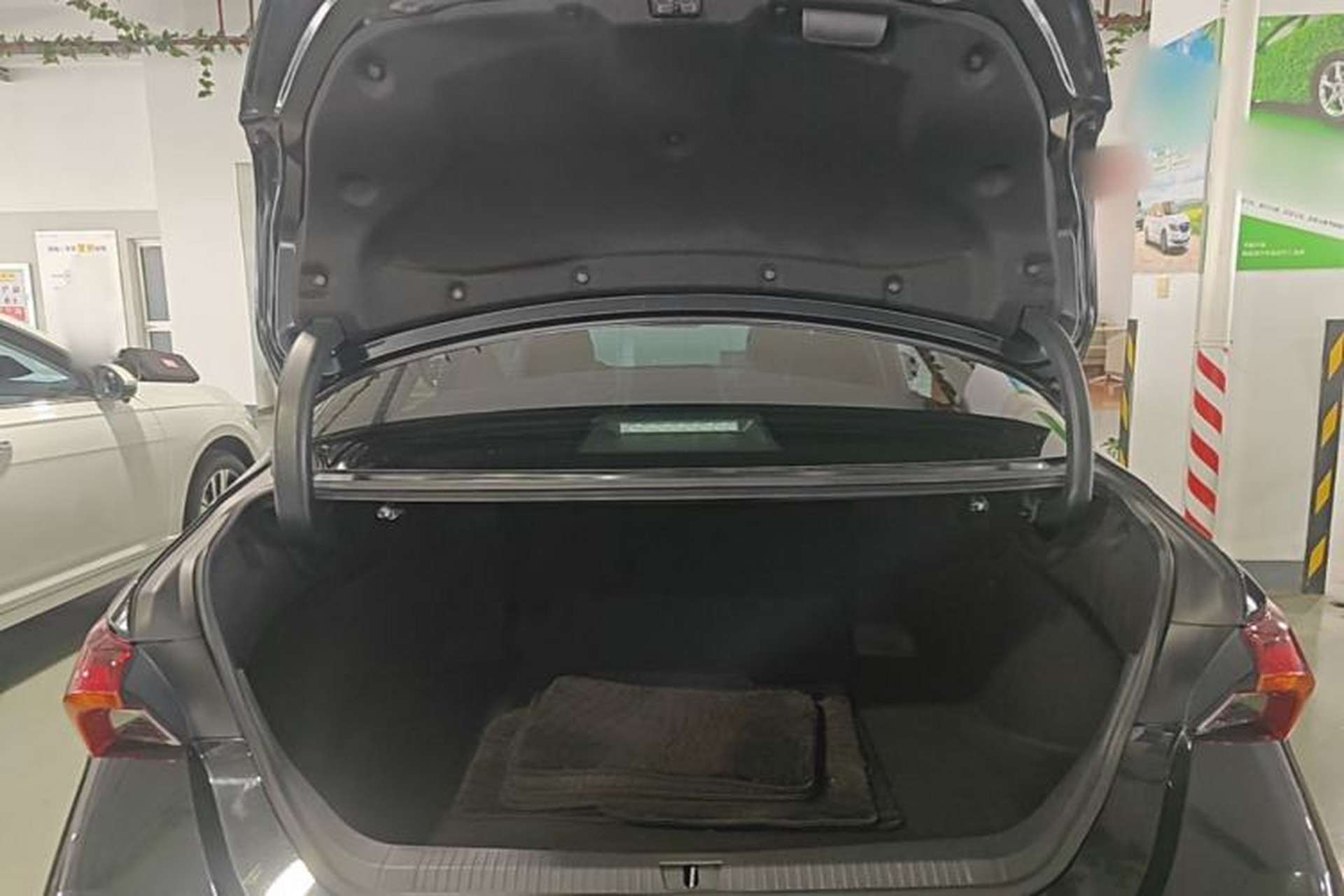 Used Toyota Avalon 2021 2.5L Luxury Edition Trunk
