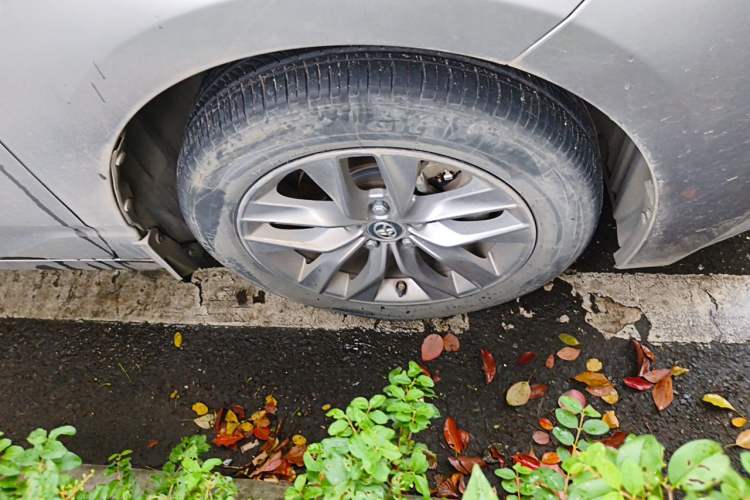 Used Toyota Avalon 2021 2.5L Luxury Edition Right Front Wheel Hub