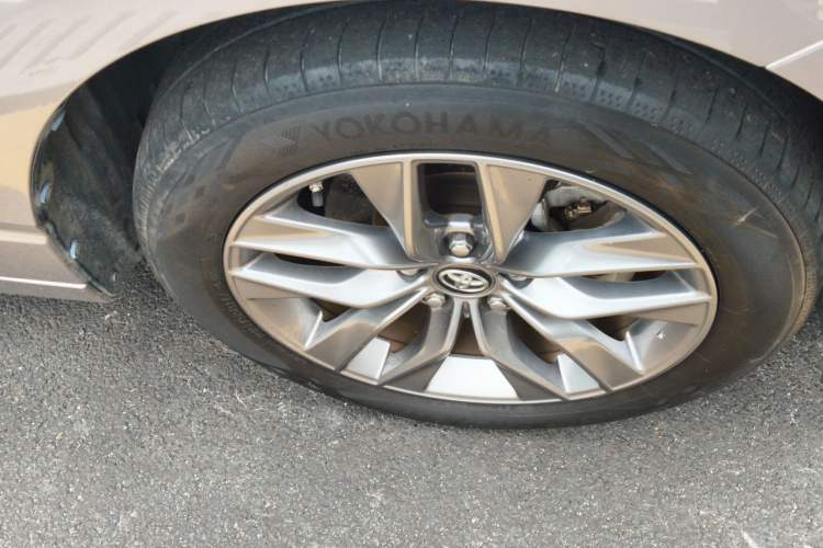 Used Toyota Avalon 2021 2.5L Luxury Edition Right Front Wheel Hub