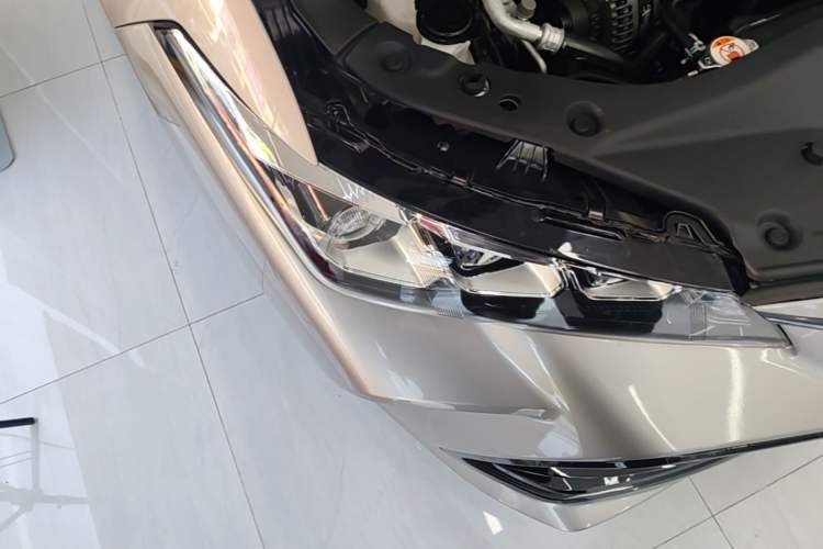 Used Toyota Avalon 2021 2.5L Luxury Edition Right Front Headlight