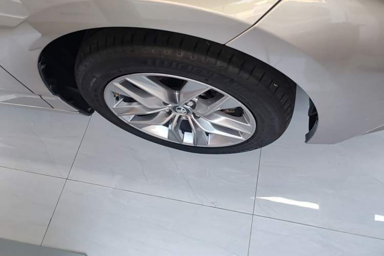 Used Toyota Avalon 2021 2.5L Luxury Edition Right Front Wheel Hub