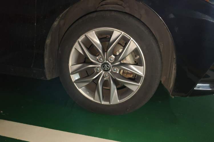 Used Toyota Avalon 2021 2.5L Luxury Edition Right Front Wheel Hub