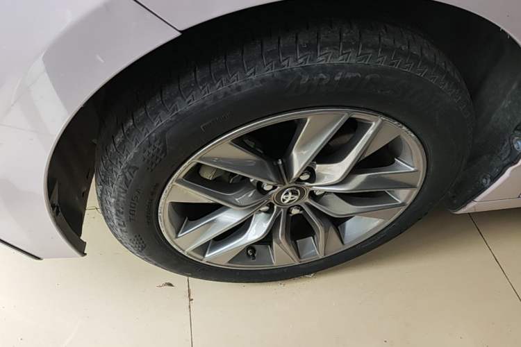 Used Toyota Avalon 2021 2.5L Luxury Edition Left Front Wheel Hub