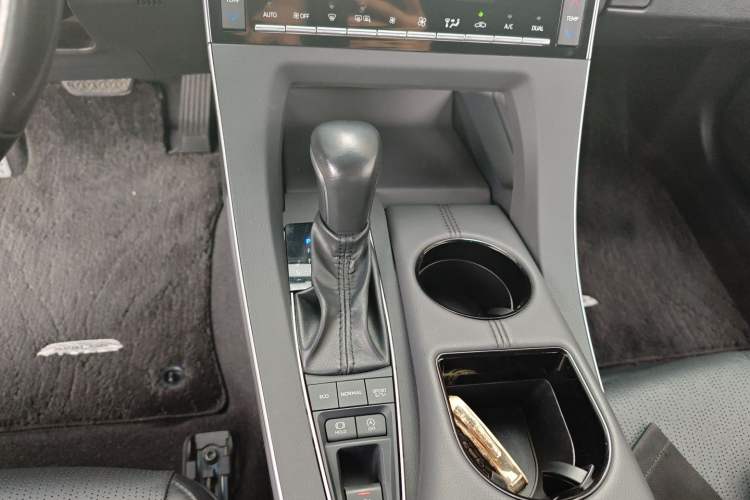 Used Toyota Avalon 2021 2.5L Luxury Edition Gear Lever