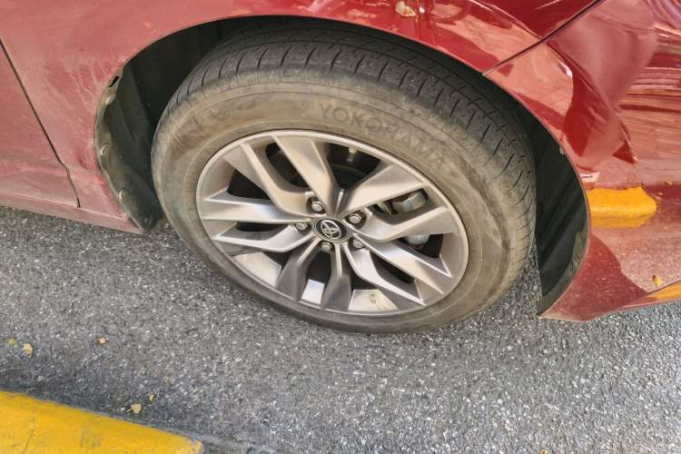 Used Toyota Avalon 2021 2.5L Luxury Edition Right Front Wheel Hub