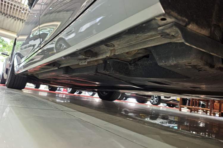 Used Toyota Avalon 2021 2.5L Luxury Edition Left Side Sill