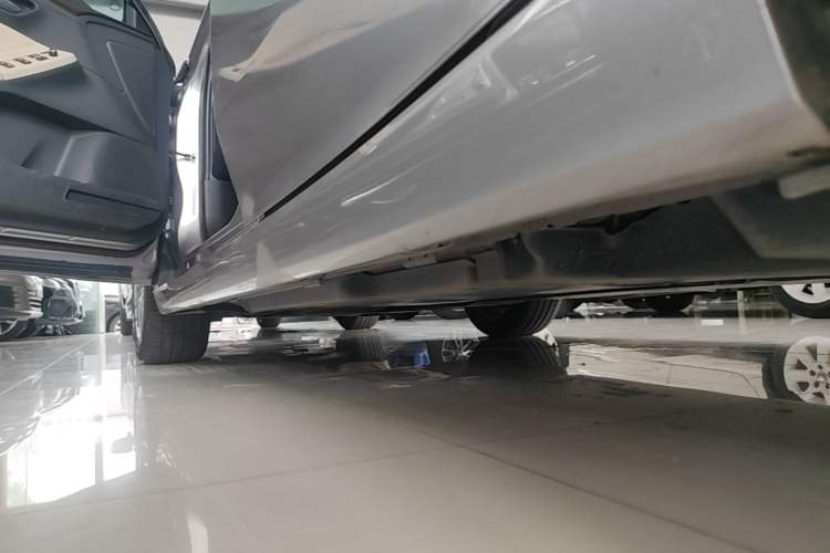 Used Toyota Avalon 2021 2.5L Luxury Edition Left Side Sill