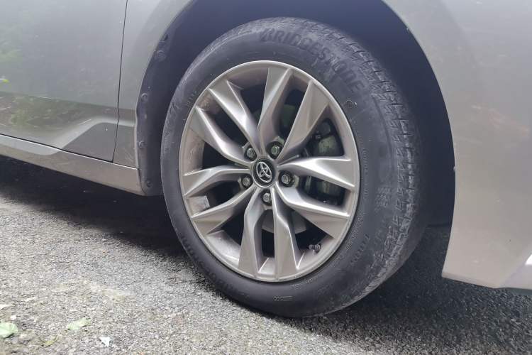Used Toyota Avalon 2021 2.5L Luxury Edition Right Front Wheel Hub