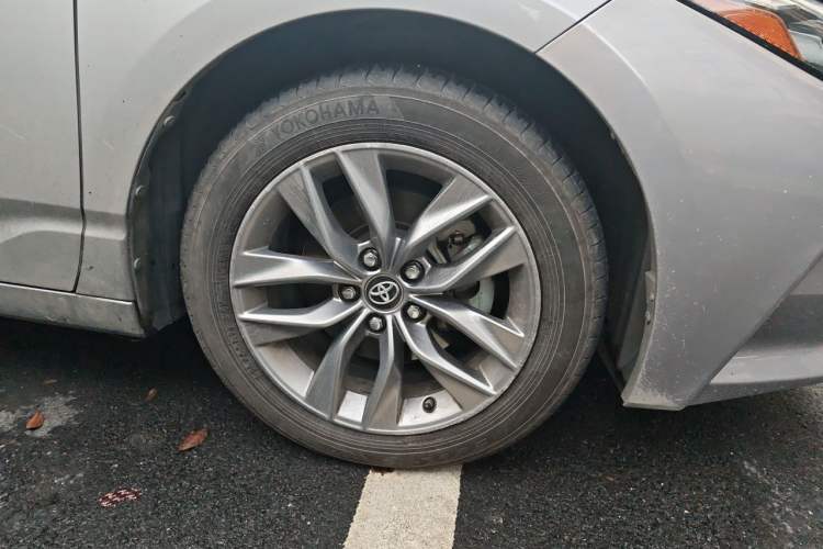 Used Toyota Avalon 2021 2.5L Luxury Edition Right Front Wheel Hub
