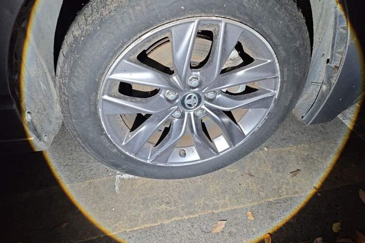 Used Toyota Avalon 2021 2.5L Luxury Edition Right Front Wheel Hub