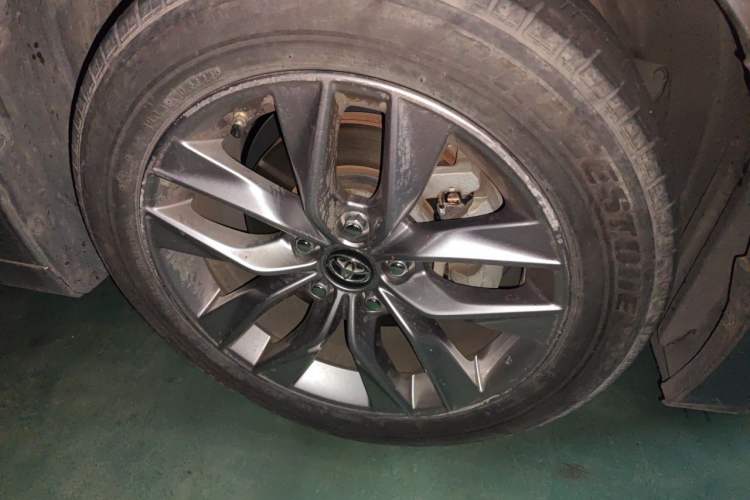 Used Toyota Avalon 2021 2.5L Luxury Edition Right Front Wheel Hub