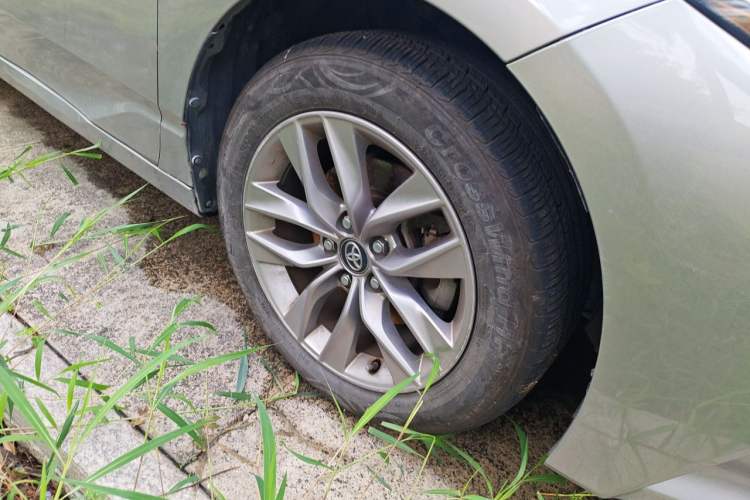 Used Toyota Avalon 2021 2.5L Luxury Edition Right Front Wheel Hub