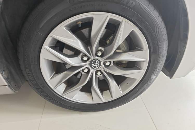Used Toyota Avalon 2021 2.5L Luxury Edition Right Front Wheel Hub