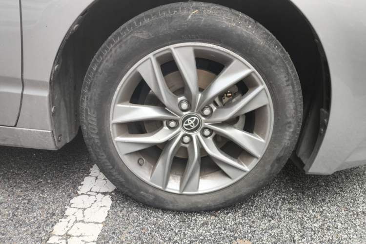 Used Toyota Avalon 2021 2.5L Luxury Edition Right Front Wheel Hub