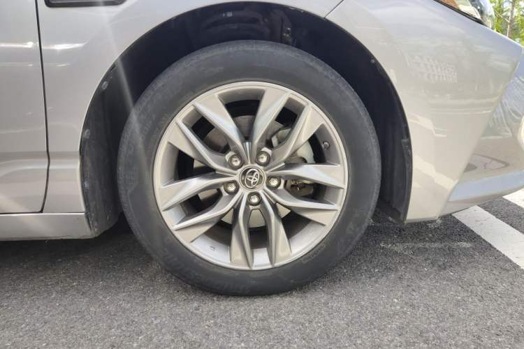 Used Toyota Avalon 2021 2.5L Luxury Edition Right Front Wheel Hub