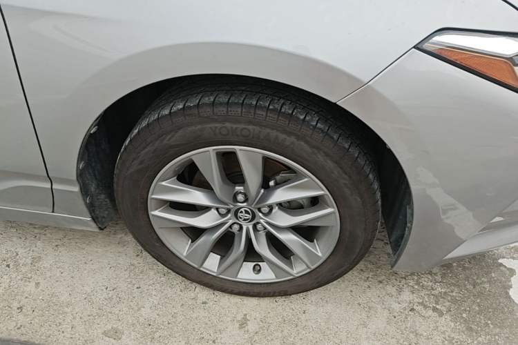 Used Toyota Avalon 2021 2.5L Luxury Edition Right Front Wheel Hub