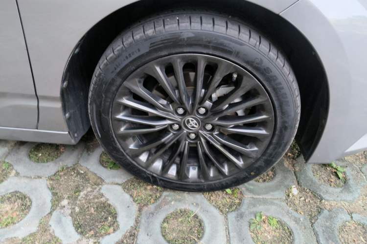 Used Toyota Avalon 2021 2.5L Touring Prestige SPORT Edition Right Front Wheel Hub