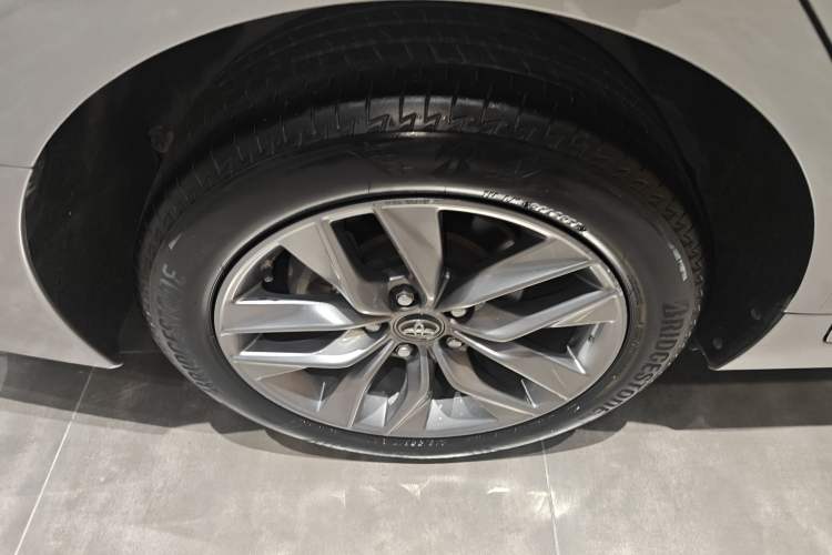 Used Toyota Avalon 2021 2.5L Luxury Edition Right Rear Wheel Hub