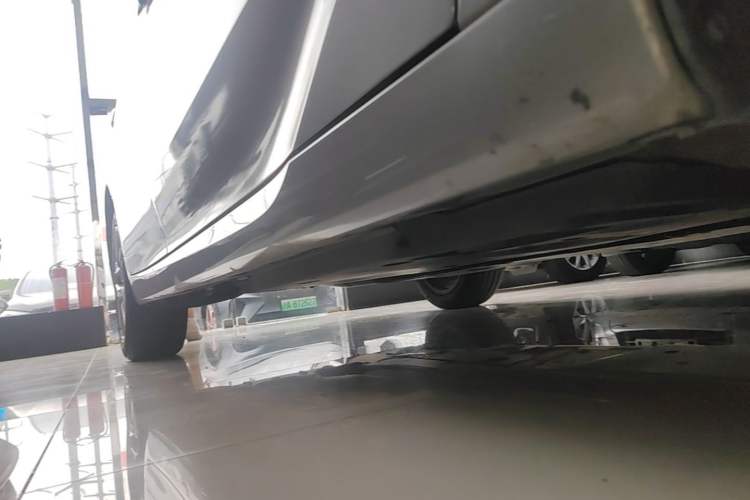 Used Toyota Avalon 2021 2.5L Luxury Edition Right Side Sill