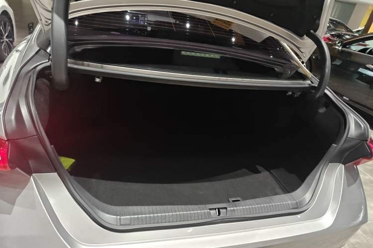 Used Toyota Avalon 2021 2.5L Luxury Edition Trunk