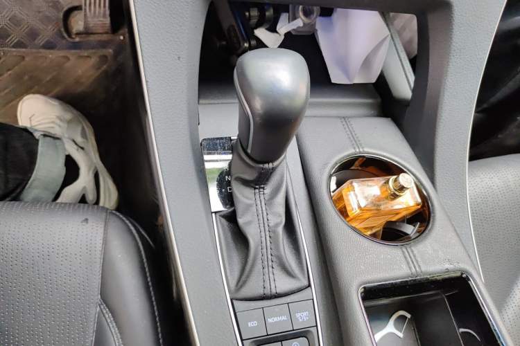 Used Toyota Avalon 2021 2.5L Luxury Edition Gear Lever