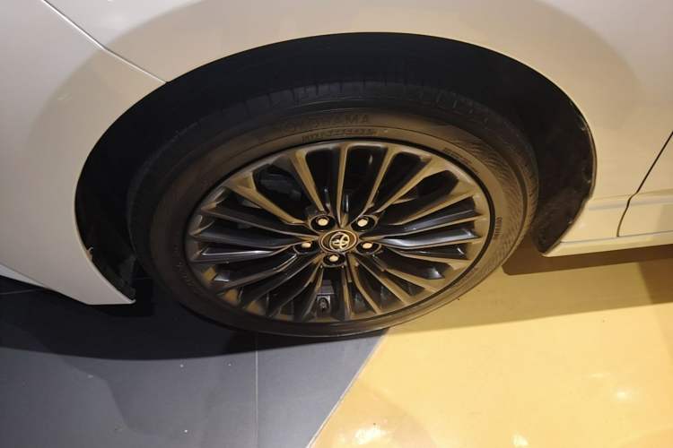 Used Toyota Avalon 2021 2.5L Touring Prestige SPORT Edition Left Front Wheel Hub