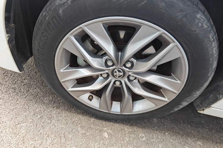 Used Toyota Avalon 2021 2.5L Luxury Edition Left Front Wheel Hub