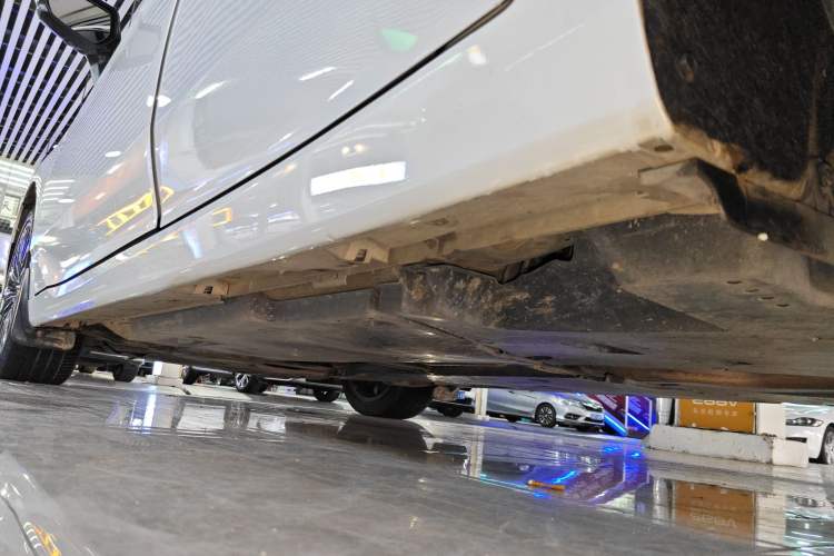 Used Toyota Avalon 2021 2.5L Touring Prestige SPORT Edition Left Side Sill