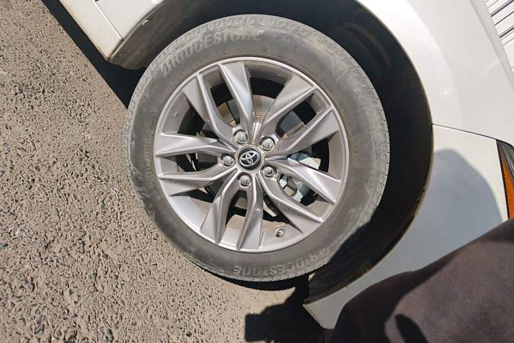 Used Toyota Avalon 2021 2.5L Luxury Edition Right Front Wheel Hub