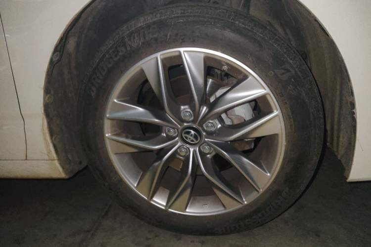 Used Toyota Avalon 2021 2.5L Luxury Edition Right Front Wheel Hub