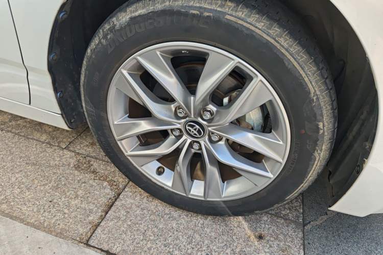 Used Toyota Avalon 2021 2.5L Luxury Edition Right Front Wheel Hub