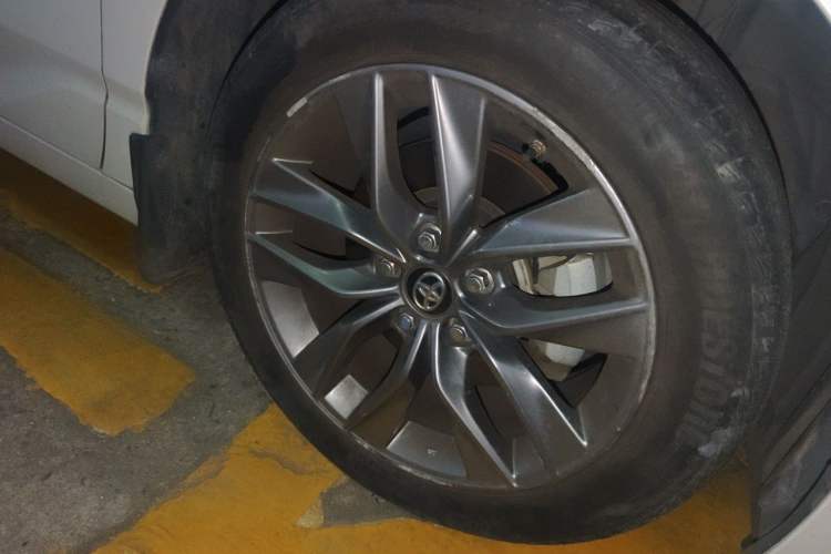 Used Toyota Avalon 2021 2.5L Luxury Edition Right Front Wheel Hub