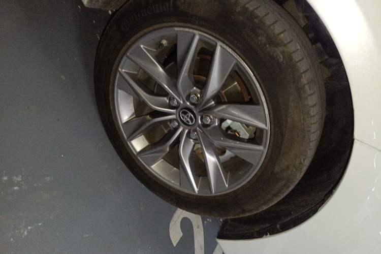 Used Toyota Avalon 2021 2.5L Luxury Edition Right Front Wheel Hub